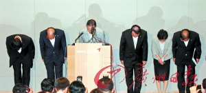 7月7日，韓亞航空公司社長尹永斗等公司負(fù)責(zé)人就飛機(jī)失事向國民鞠躬道歉。