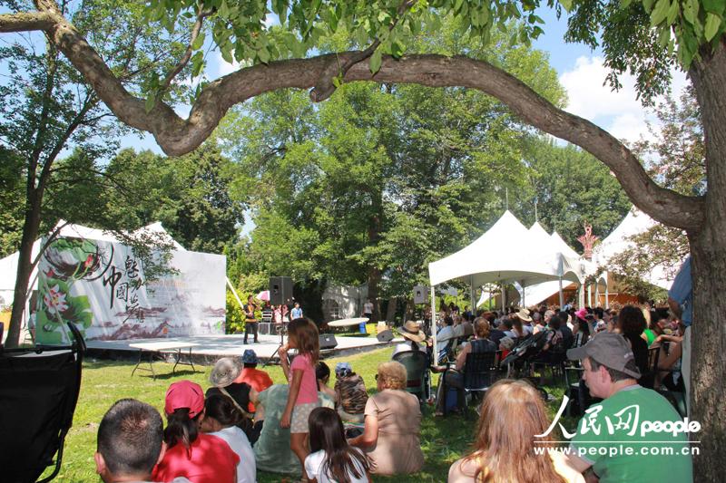 數百名當地觀眾興致勃勃地觀看了中國周演出活動。
