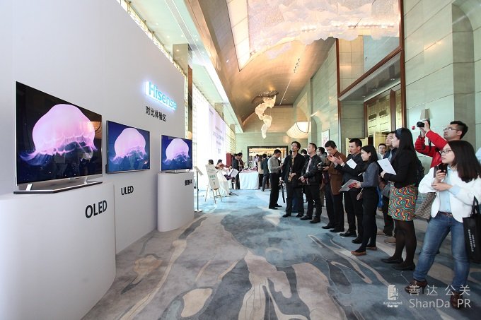 現場的媒體記著顯然對展示區非常感興趣